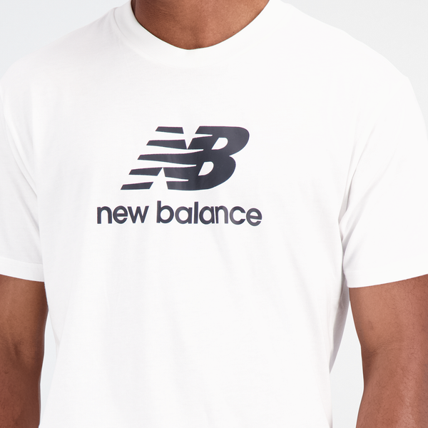 NEW BALANCE Essentials Stacked Logo Cotton Herren Shirt, white